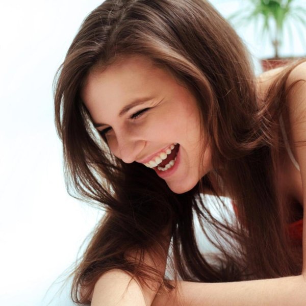 Девушка смеется