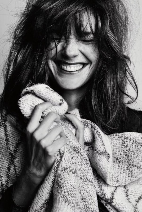 Девушка смеется