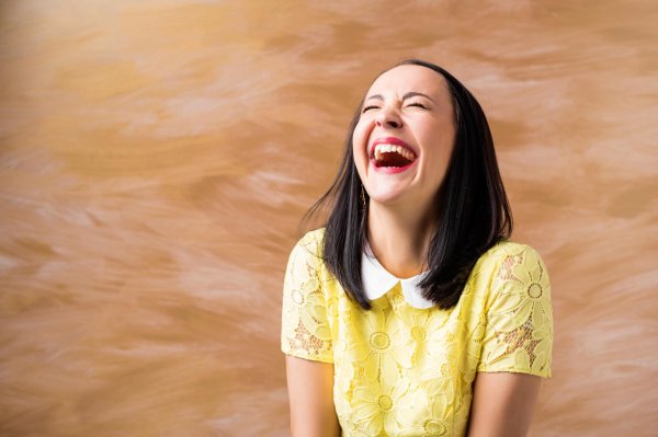 Девушка смеется