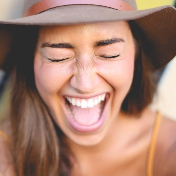 Девушка смеется