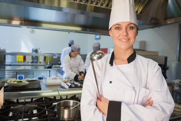 Девушка повар