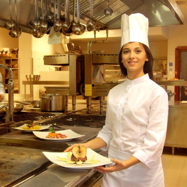 Девушка повар