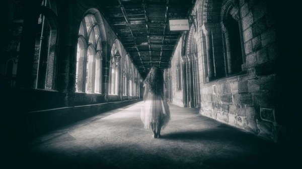 Девушка призрак