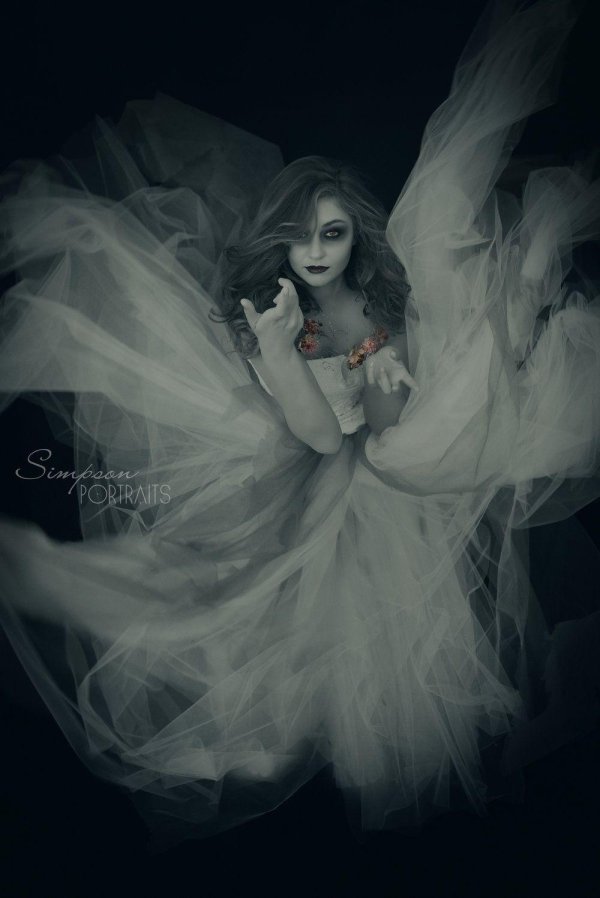 Девушка призрак