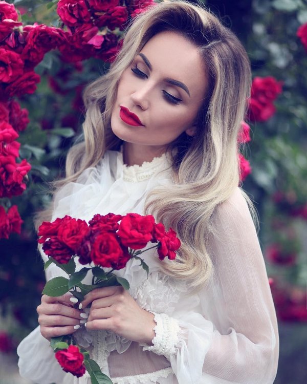 Девушка и розы