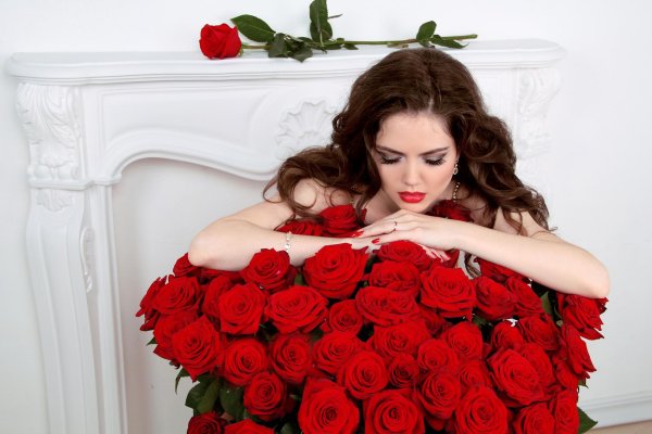 Девушка и розы