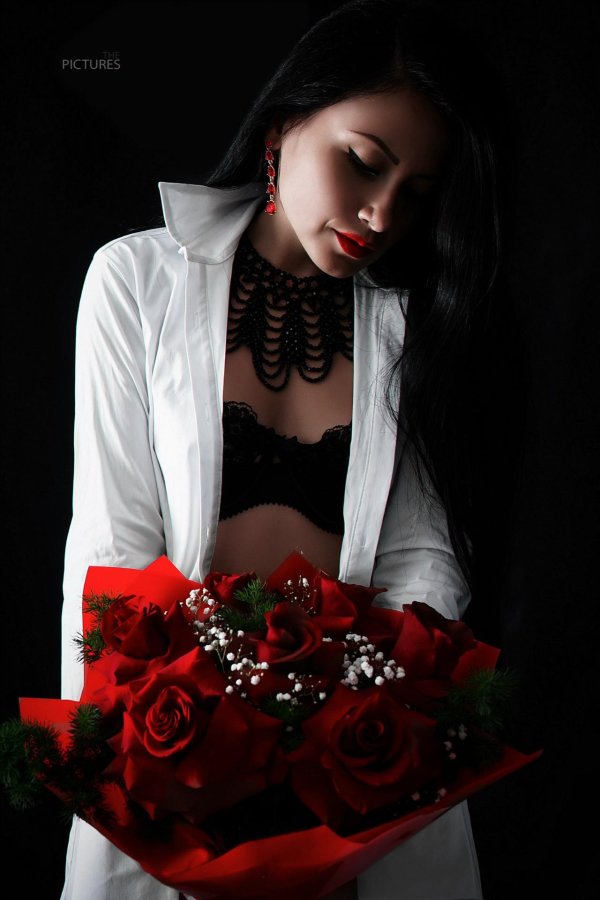 Девушка и розы