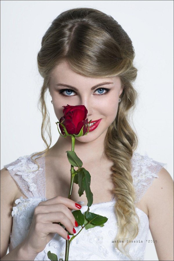 Девушка и розы