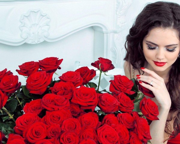 Девушка и розы