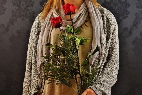 Девушка и розы