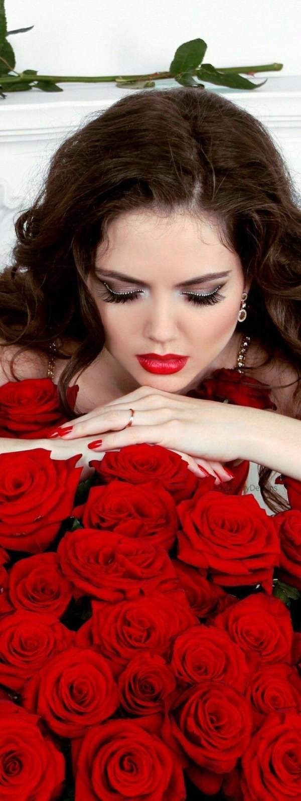 Девушка и розы