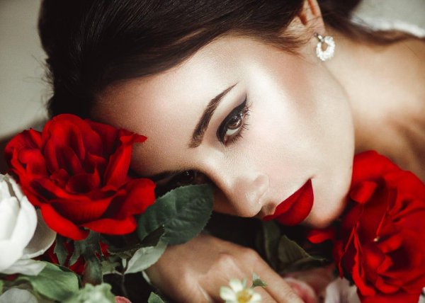 Девушка и розы