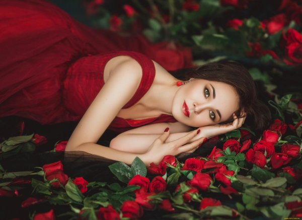 Девушка и розы