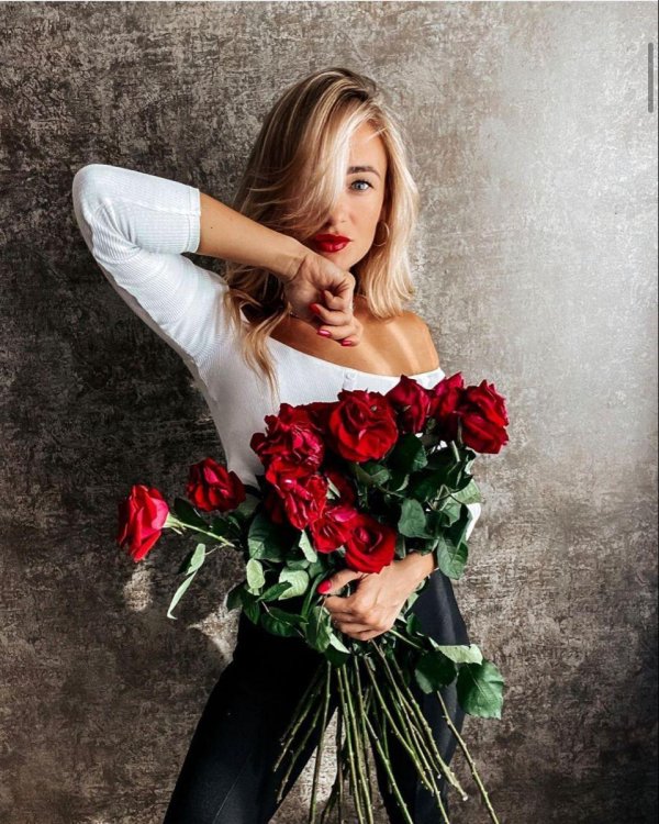 Девушка и розы