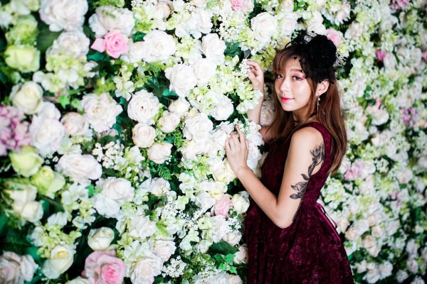 Девушка и розы