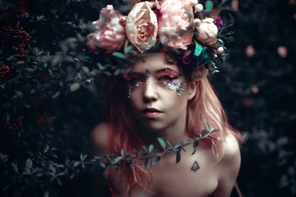 Девушка и розы