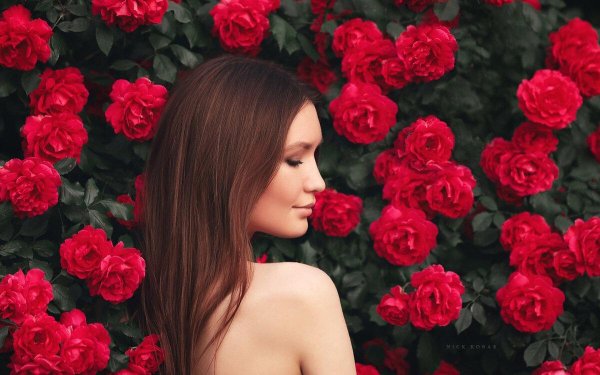 Девушка и розы