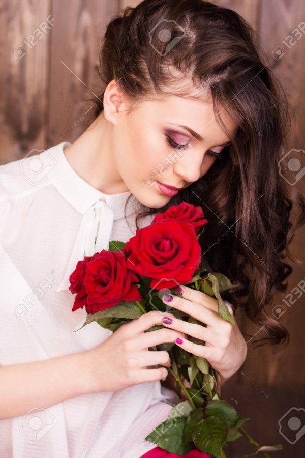 Девушка и розы