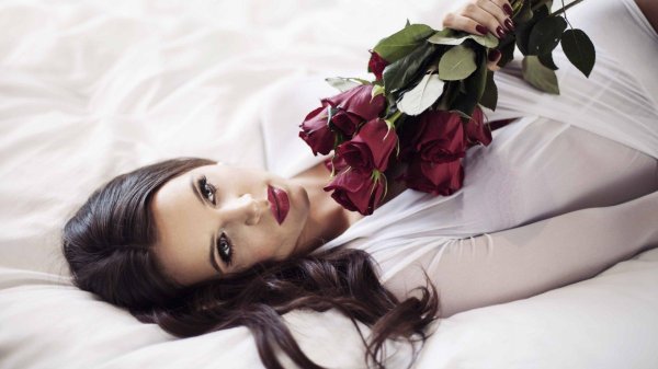 Девушка и розы