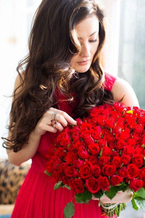 Девушка и розы