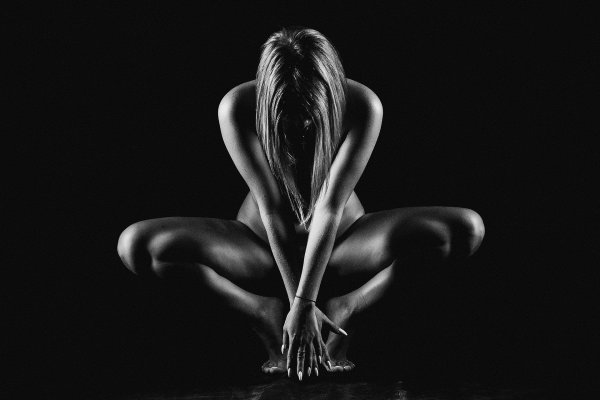 С обнаженными девушками