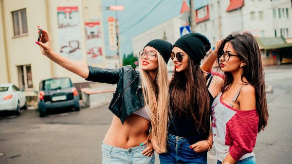 С 3 девушками