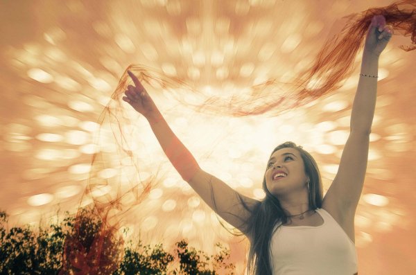 Девушка и солнце