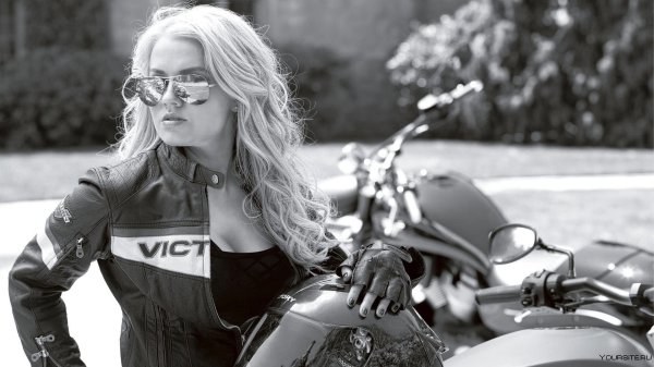 Девушка и мотоцикл