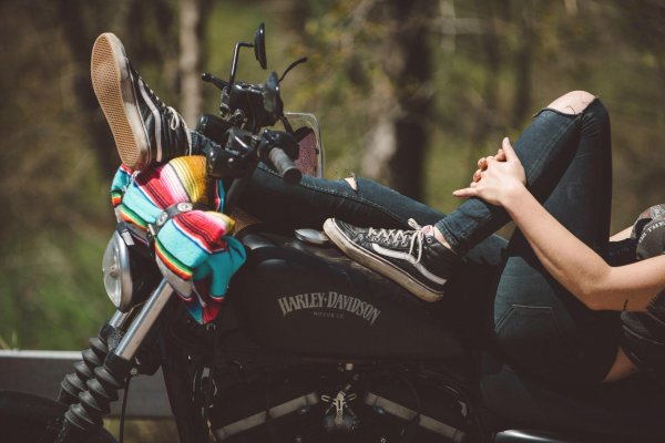 Девушка и мотоцикл