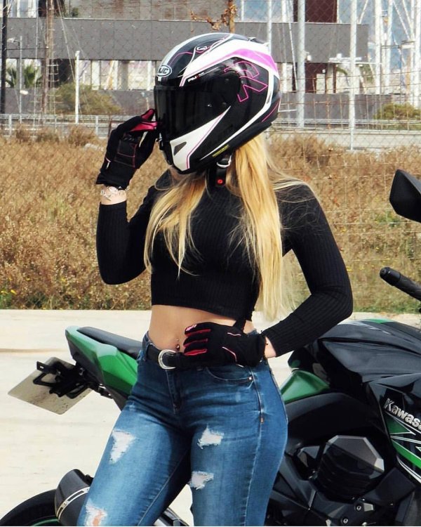 Девушка и мотоцикл