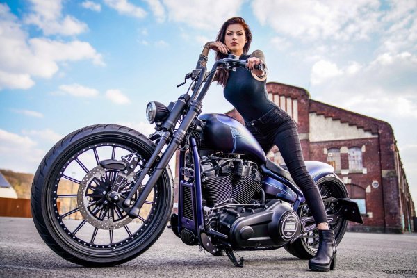 Девушка и мотоцикл