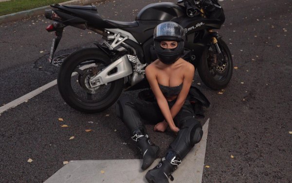 Девушка и мотоцикл