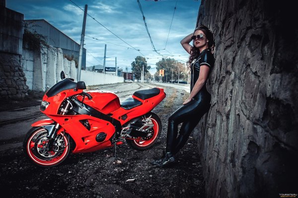 Девушка и мотоцикл