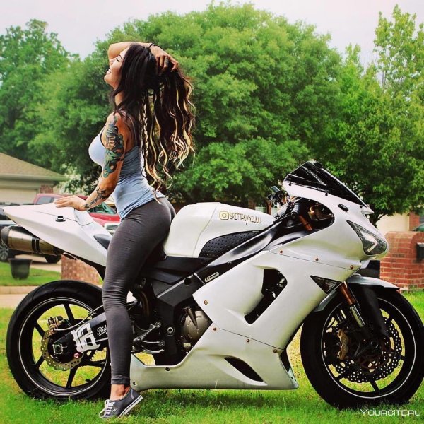 Девушка и мотоцикл