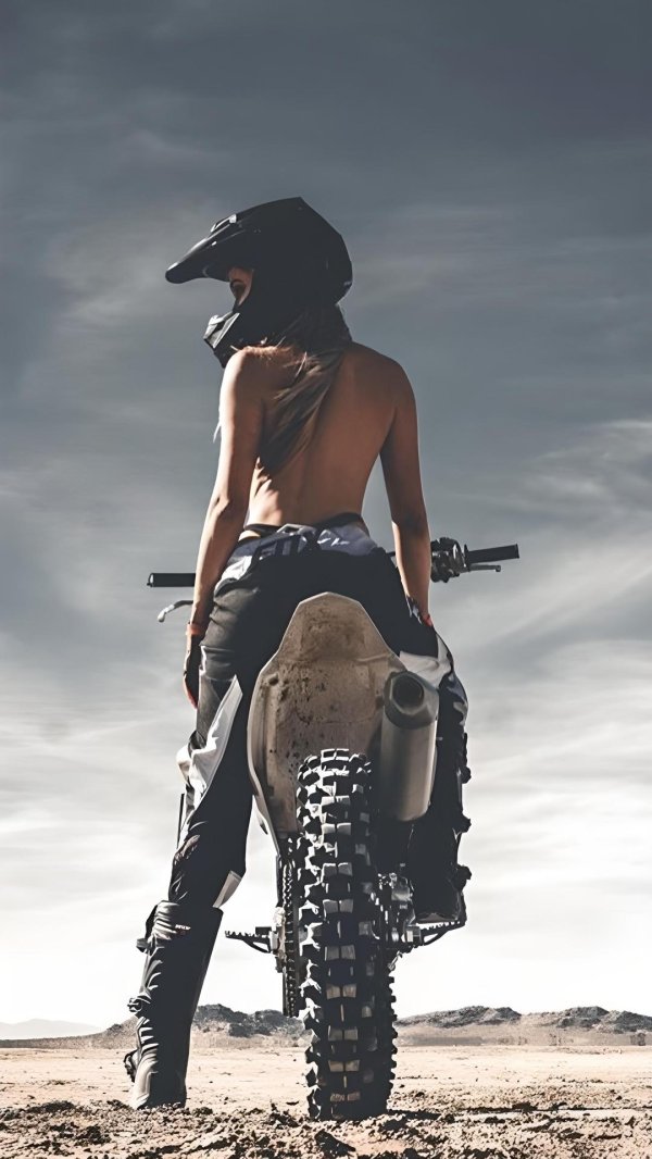 Девушка и мотоцикл