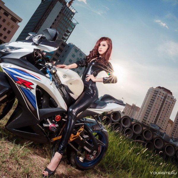 Девушка и мотоцикл