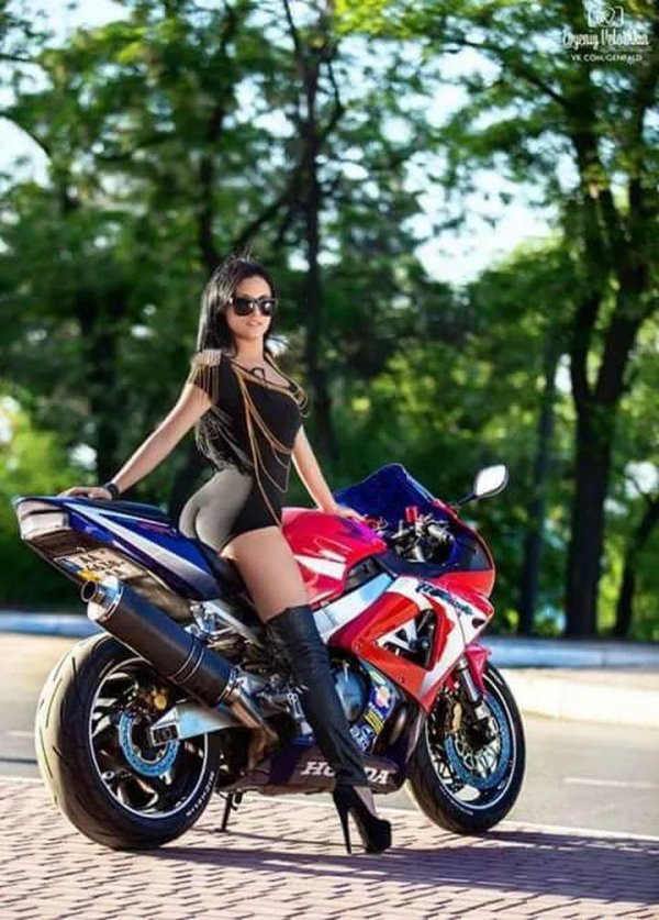 Девушка и мотоцикл