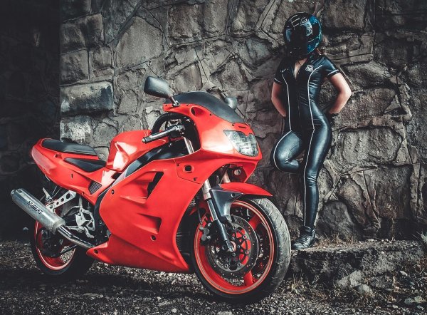 Девушка и мотоцикл