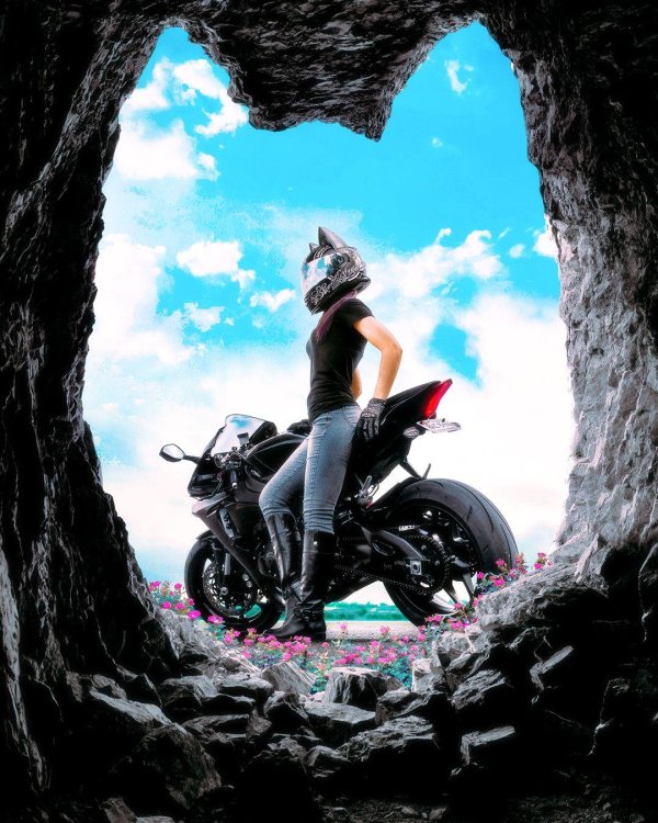 Девушка и мотоцикл