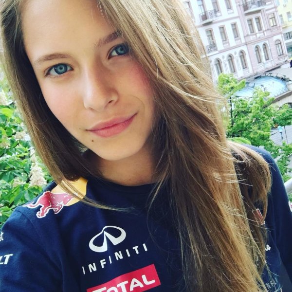 Девушка 12 лет