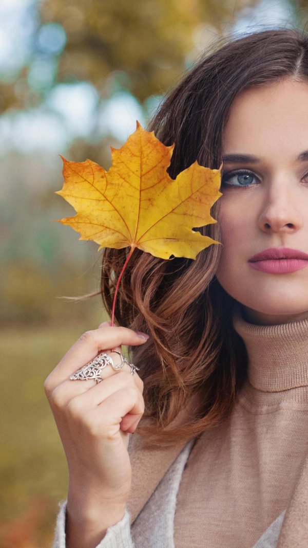 Девушка и осень