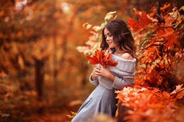 Девушка и осень
