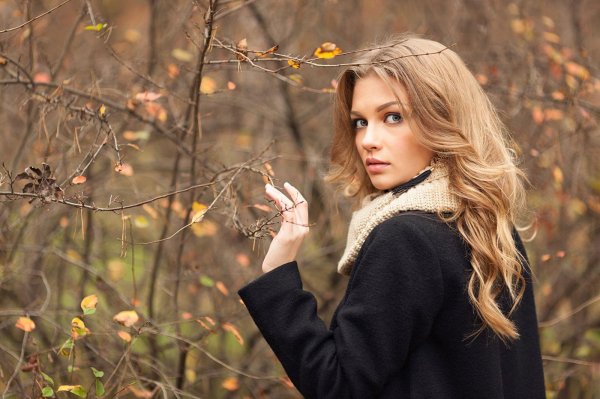 Девушка и осень