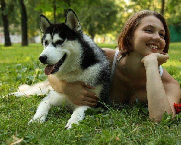 Девушка с собакой