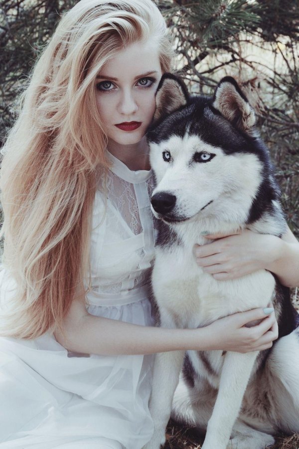 Девушка с собакой