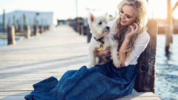 Девушка с собакой