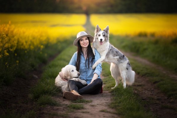 Девушка с собакой