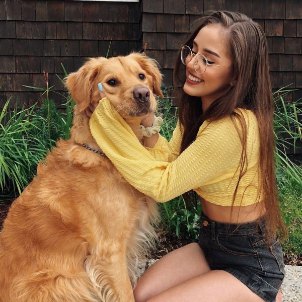 Девушка с собакой