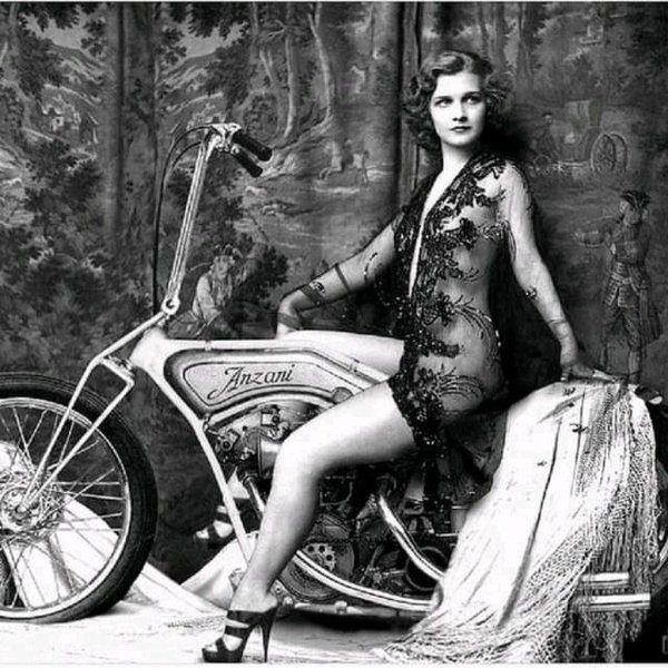 С девушками ретро