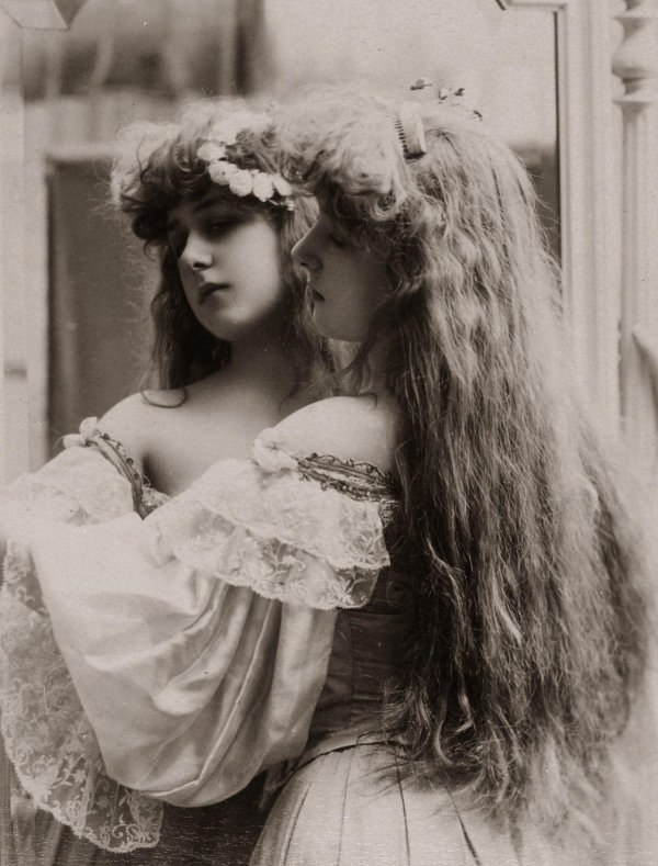 С девушками ретро